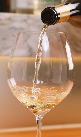 ワイン注ぐ手元